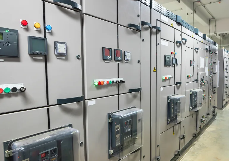Rangée d'armoires électriques basse tension dans un local technique