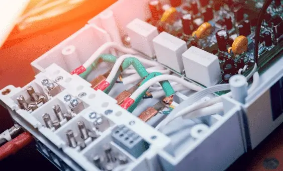 Détail de câblage et de borniers dans un équipement électrique
