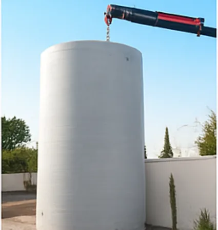 Citerne de stockage d'eau potable en cours de levage